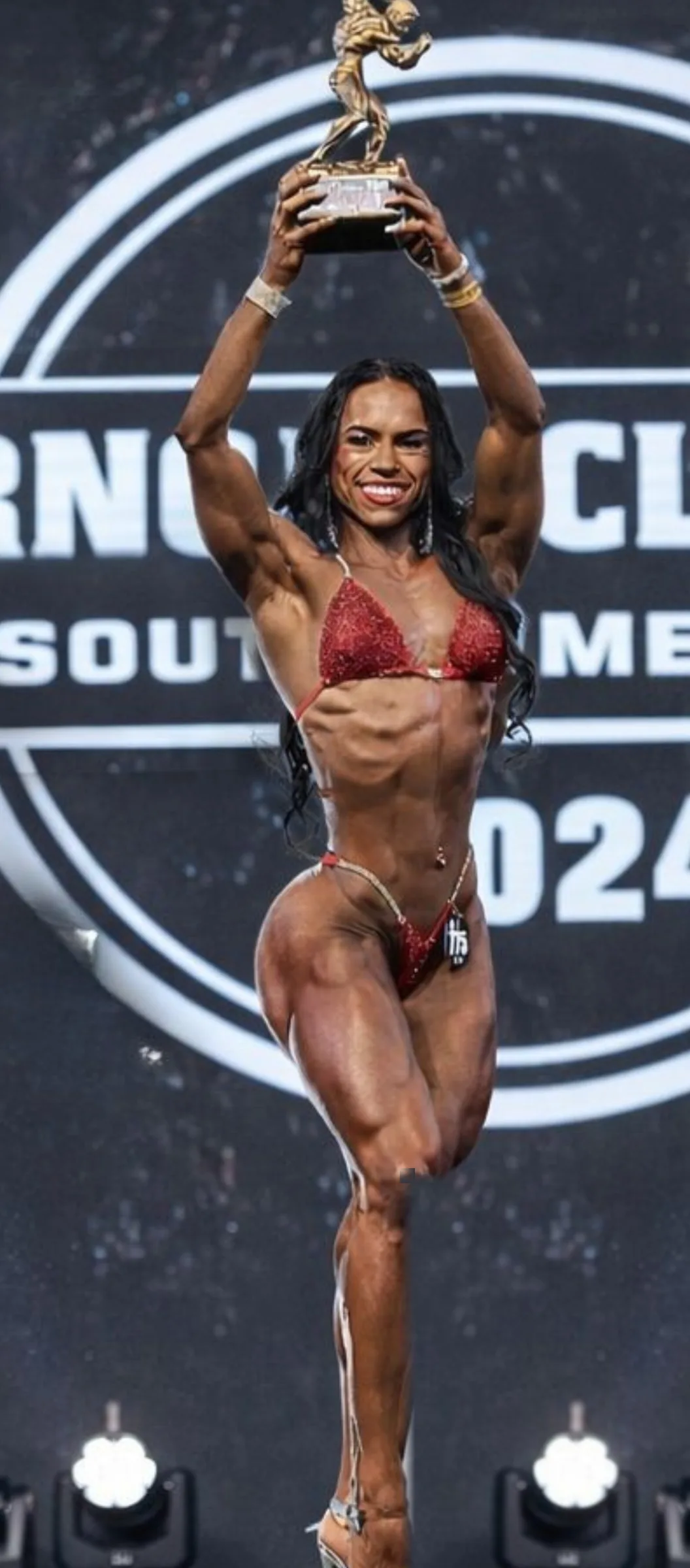 Luana Vital erguendo o troféu do Arnold Classic South America 2024